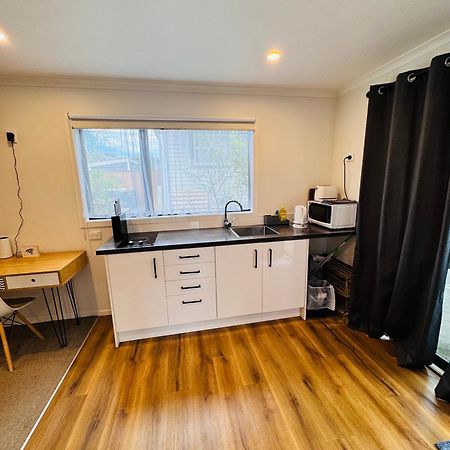 Modern 1 Bedroom Guest House อัปเปอร์ฮัทท์ ภายนอก รูปภาพ