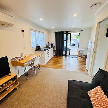 Modern 1 Bedroom Guest House อัปเปอร์ฮัทท์ ภายนอก รูปภาพ