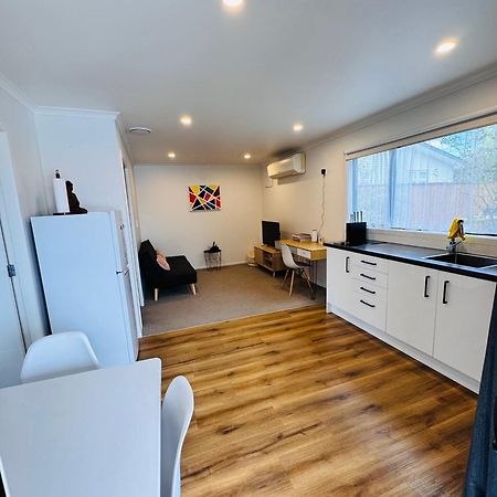 Modern 1 Bedroom Guest House อัปเปอร์ฮัทท์ ภายนอก รูปภาพ