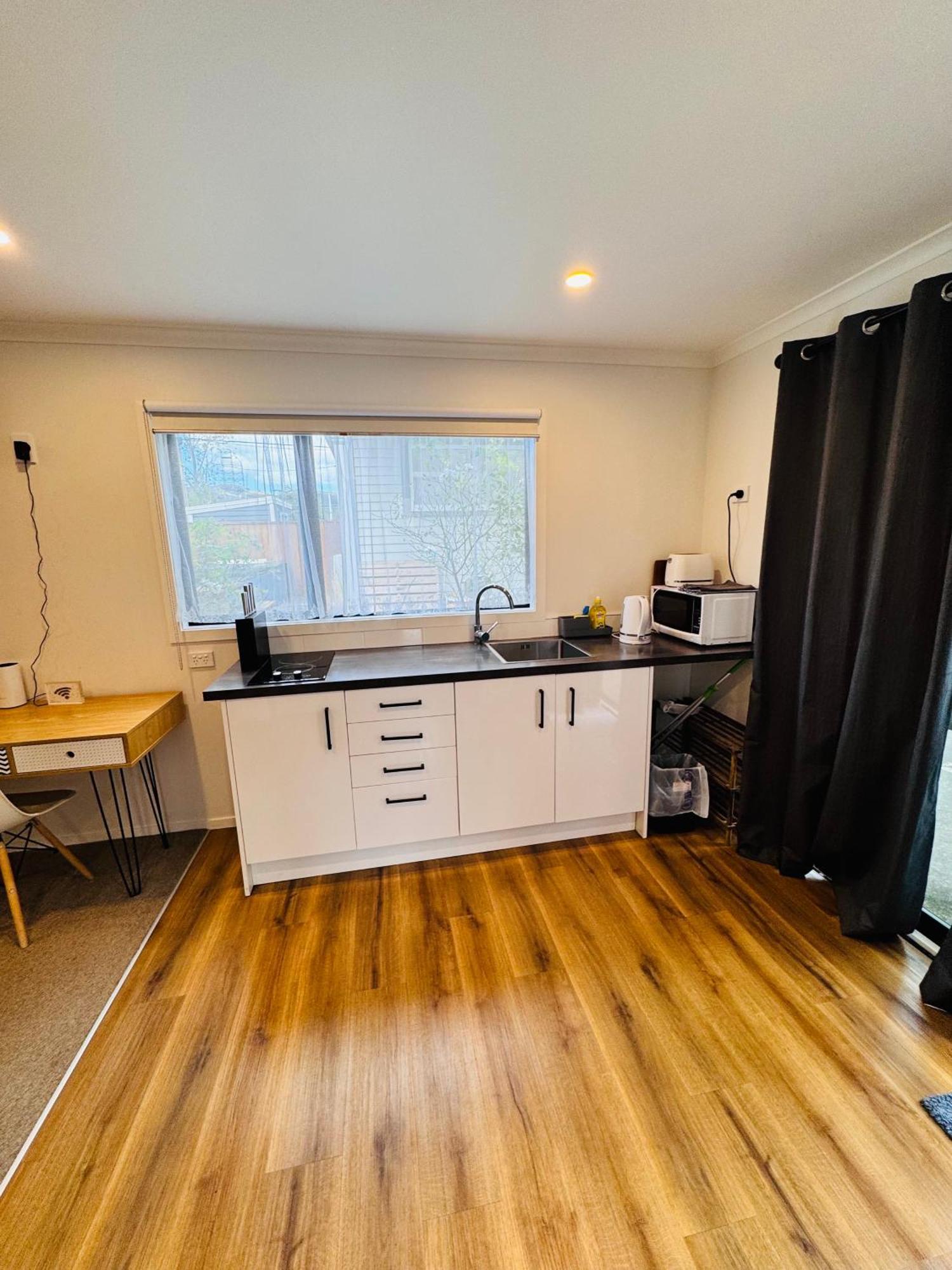 Modern 1 Bedroom Guest House อัปเปอร์ฮัทท์ ภายนอก รูปภาพ
